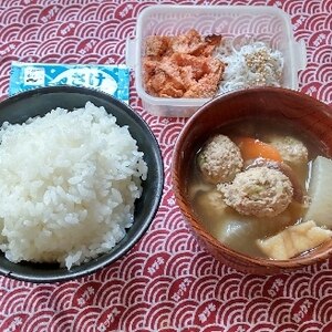 ネギと一緒(＾◇＾) 鶏ミンチのつみれ汁♪